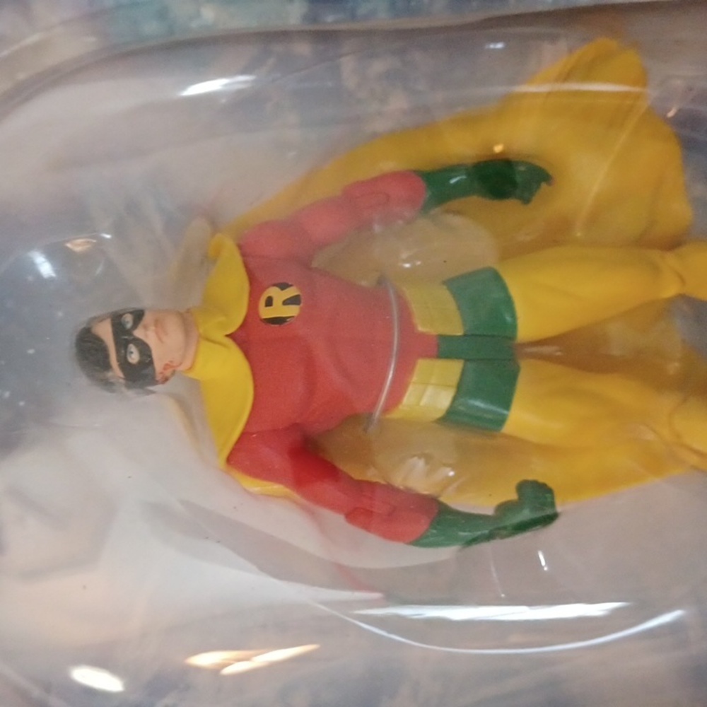 DC Earth 2 Robin - Picture 2 of 6